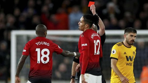 Ashley Young mendapat kartu merah pada laga lawan Wolverhampton. (