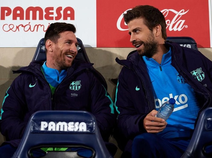 VILLAREAL, SPAIN - APRIL 02: Lionel Messi of Barcelona and Gerard Pique of Barcelona talk on the bench prior to the La Liga match between Villarreal CF and FC Barcelona at Estadio de la Ceramica on April 02, 2019 in Villareal, Spain. (Photo by Manuel Queimadelos Alonso/Getty Images)