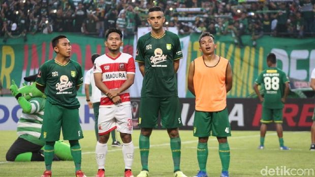 Andik Vermansah bernyanyi lagu Song for Pride Persebaya