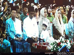 Ajak Cucu, Jokowi Hadiri Peringatan Isra Miraj di Sukoharjo Ajak Cucu, Jokowi Hadiri Peringatan Isra Miraj di Sukoharjo