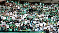 Terhitung, sebanyak 50.000 tiket yang disediakan panitia pun ludes terjual. Lapangan dibuat berwarna hijau. Saat berada di tribun, para bonek dan bonita ini juga membawa atribut yang semuanya berwarna hijau.