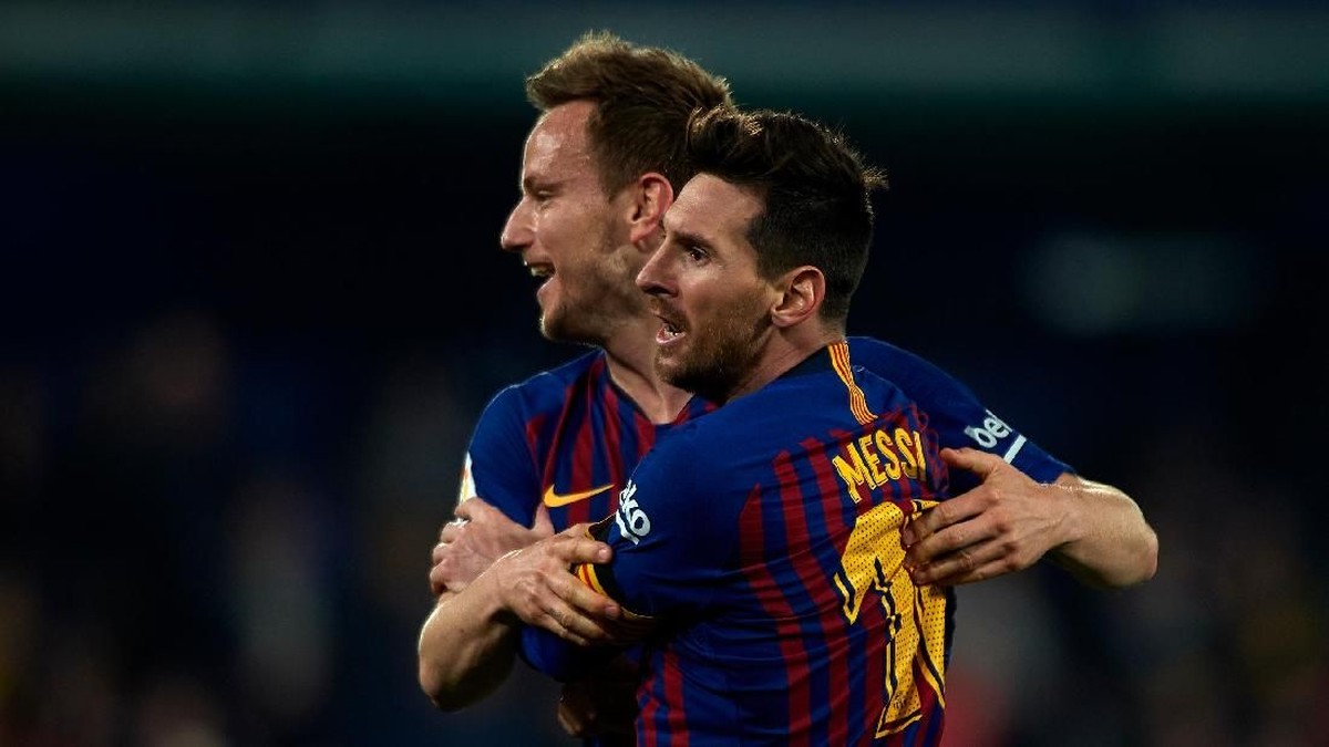 Bintang Sevilla Ivan Rakitic mengungkapkan leluconnya kepada Lionel Messi. (Foto: Manuel Queimadelos Alonso/Getty Images)