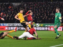 MU kemudian balik tertinggal pada menit ke-77. Berawal dari kemelut di depan gawang, Smalling kemudian justru membuat gol bunuh diri. Foto: Michael Regan/Getty Images