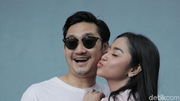Gosip soal Meldi Lewat, Dewi Perssik dan Suami Makin Mesra Aja Nih