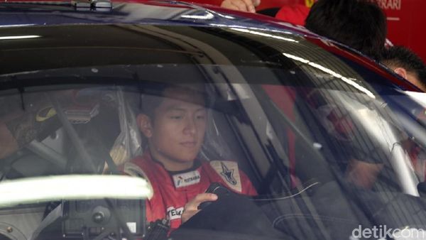 Rio Haryanto Balapan dengan Ferrari