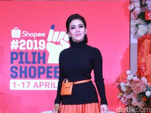 Fans Pakai Sendal Minta Foto, Syahrini Beri Uang Rp 1 Juta