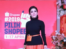 Fans Pakai Sendal Minta Foto, Syahrini Beri Uang Rp 1 Juta
