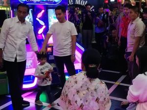 Di Sela Kunjungan di Solo, Jokowi Jalan-jalan ke Mal Bareng Cucu