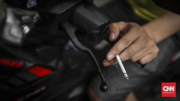 Warga  merokok diatas kendaraan roda dua, Jakarta, 3 Maret 2019. Selama bulan Maret lalu Polda Metro Jaya telah menilang pengedera yang kedapatan merokok ketika berkendara sesuai dengan pasal  pasal 283 UU Nomor 22 Tahun 2009. (Indonesia/ Hesti Rika)