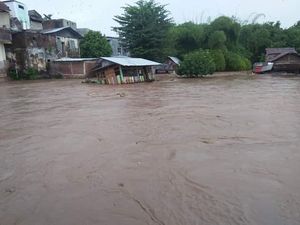 Sungai Meluap, Puluhan Rumah di Dompu NTB Diterjang Banjir