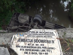 Ngebut di Tikungan Picu Bus Sugeng Rahayu Terjun ke Sungai di Ngawi