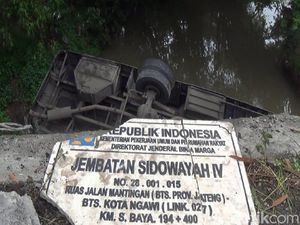 Ngebut di Tikungan Picu Bus Sugeng Rahayu Terjun ke Sungai di Ngawi Ngebut di Tikungan Picu Bus Sugeng Rahayu Terjun ke Sungai di Ngawi
