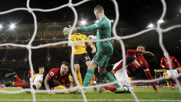 Chris Smalling melakukan gol bunuh diri ke gawang Manchester United. (