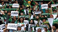 Atribut ini tak hanya digunakan para bonek saja. Bahkan, beberapa bonita tak mau ketinggalan dengan menggunakan baju, topi hingga syal.