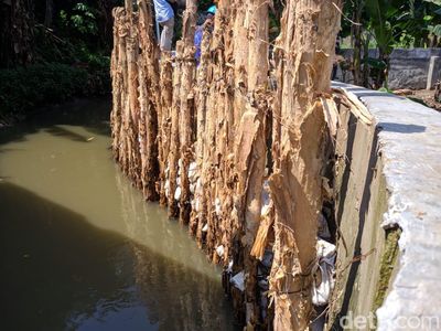 Foto News: Jebol Lagi Bangun Lagi Tanggul Jatipadang Jaksel