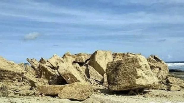 Batu payung yang menjadi ikon objek wisata di Pantai Tanjung Aan, Dusun Gerupuk, Kecamatan Pujut, Lombok Tengah, Nusa Tenggara Barat, roboh karena faktor alam yang sering dihajar gelombang dari Samudera Hindia.