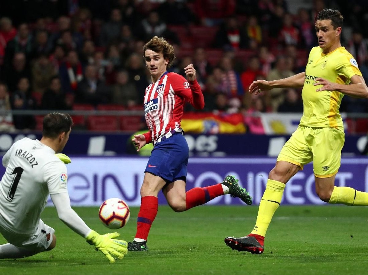 Pemain Atletico Madrid, Antoine Griezmann, saat menjebol gawang Girona. (Foto: Sergio Perez/Reuters)