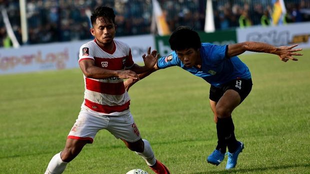 Persela (biru muda) belum meraih kemenangan di Liga 1 2019.