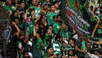 Semangat para bonek dan bonita yang hadir dilapangan menjadi salah satu faktor penentu keberhasilan klub bertajuk Bajul Ijo itu.