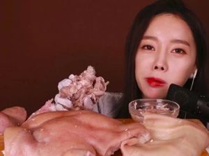Mukbang Kepala Babi Utuh, YouTuber Ini Dikritik Keras
