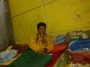 Ropi Terpaksa Jaminkan KTP untuk Bayar Tagihan Rumah Sakit Ropi Terpaksa Jaminkan KTP untuk Bayar Tagihan Rumah Sakit