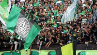 Para bonita juga terlihat antusias untuk ikut menyanyikan lagu-lagu dukungan kepada Persebaya. Tak sedikit dari mereka yang rela berdiri diatas pagar agar bisa lebih dekat melihat laga para idolanya ini. Seperti ini nih penampakannya.