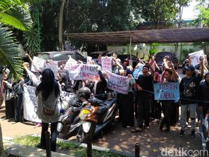 Mahasiswa UIN Bandung Tuntut Transparansi Investigasi Dosen Cabul