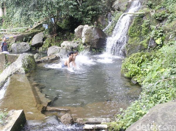 Foto: Kolam Alami di Bandung Barat yang Viral di Medsos