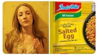 Kreatif! Ini Corak Baju Saoirse Ronan yang Bisa Mirip Kemasan Mie Instan