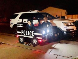 Ayah Modifikasi Kursi Roda Putrinya Jadi Mobil Polisi Mini