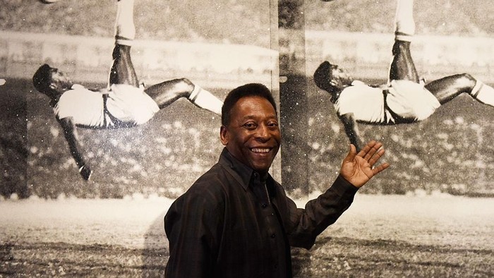 LONDON, ENGLAND - SEPTEMBER 22:  Pele poses in front of Russell Young - Bicycle Kick as he launches Art, Life, Football at Halcyon Gallery on September 22, 2015 in London, England. (Photo by Mary Turner/Getty Images for Halcyon Gallery)