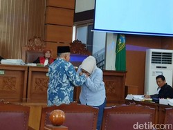 Ratna Sarumpaet Minta Maaf, Cium Tangan Amien Rais