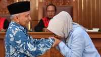 Foto: Ratna Sarumpaet Menangis Cium Tangan Amien Rais