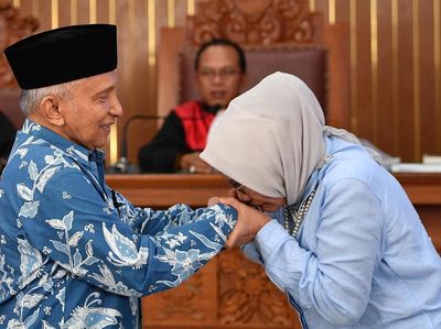 Foto: Ratna Sarumpaet Menangis Cium Tangan Amien Rais