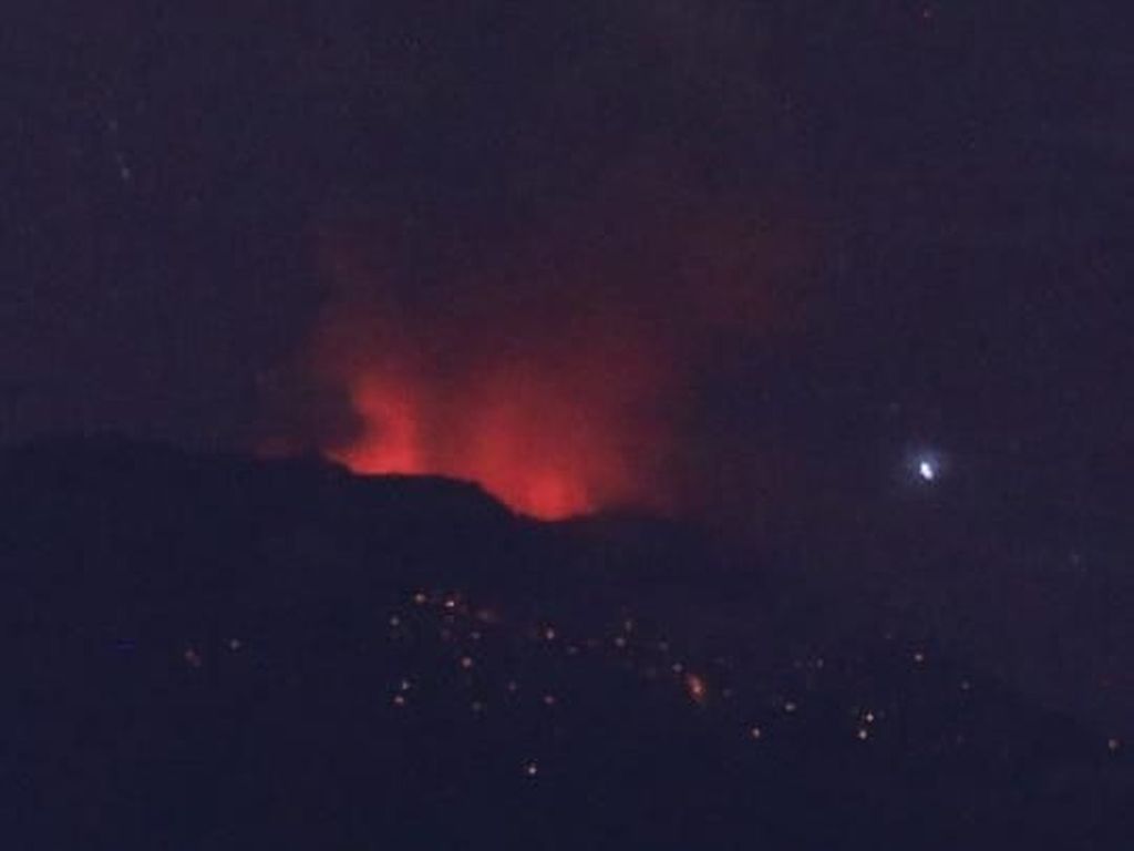 PVMBG: Lontaran Lava Pijar Gunung Agung Sampai 2 Km PVMBG: Lontaran Lava Pijar Gunung Agung Sampai 2 Km