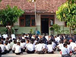 Guru dan Pelajar SD Kediri Doa Bersama untuk Korban Mayat Dalam Koper
