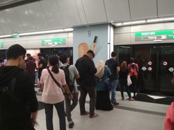 Belajar Antre Naik MRT Dari Warga Malaysia