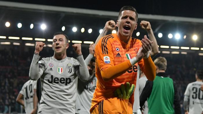 Soccer Football - Serie A - Cagliari v Juventus - Sardegna Arena, Cagliari, Italy - April 2, 2019 Juventus Wojciech Szczesny and Federico Bernardeschi celebrate after the match REUTERS/Alberto Lingria