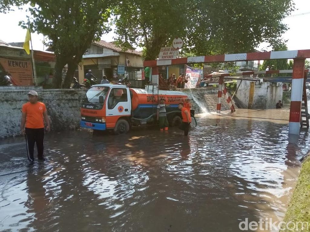 Viaduk Tirtonadi Solo Tergenang, Diduga Aksi Sabotase Saluran Air Viaduk Tirtonadi Solo Tergenang, Diduga Aksi Sabotase Saluran Air