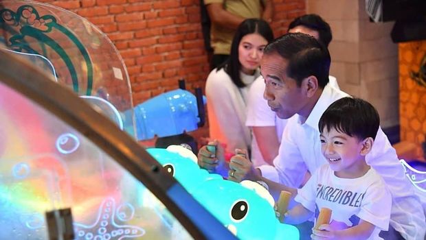 Jokowi dan sang cucu, Jan Ethes/
