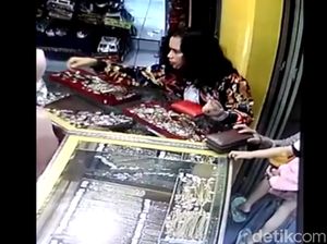 Video: Emak-emak Necis Tepergok Curi Emas di Pasar Ciamis