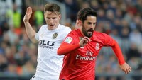 Dengan demikian, Madrid gagal memangkas jarak dengan Atletico Madrid di posisi kedua. REUTERS/Heino Kalis.