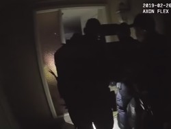 Drama Polisi Bersenjata Ambil Paksa Anak dari Orang Tua Anti Vaksin