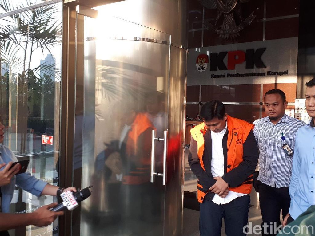 Ditanya soal Amplop Serangan Fajar, Bowo Sidik Nunduk dan Ngacir Ditanya soal Amplop Serangan Fajar, Bowo Sidik Nunduk dan Ngacir
