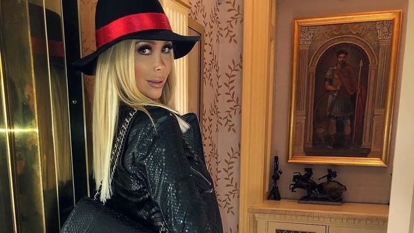 Foto: Model Seksi Jadi Kontroversi, Tinggal di Rumah Kekasih Masih Beristri