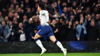 Heung-Min Son mencatat sejarah menjadi pemain pertama yang bikin gol (kompetitif) di Tottenham Hotspur Stadium. (REUTERS/Dylan Martinez)