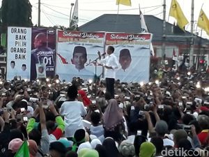 Kampanye di Brebes, Jokowi Kembali Pamer 3 Kartu Andalan
