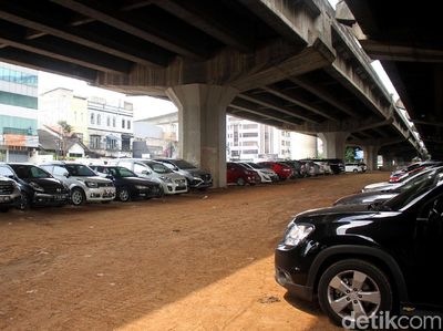 Parkiran MRT Fatmawati Kejauhan, Warga Pilih Parkir di Kolong Tol