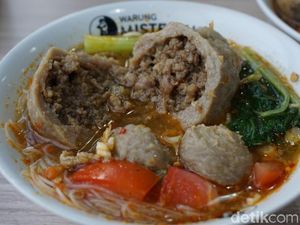 Sedap! Bakso Bomber Isi Daging Cincang Khas Lampung Sedap! Bakso Bomber Isi Daging Cincang Khas Lampung