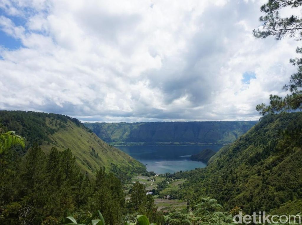 Hutan di Perbukitan Danau Toba Terbakar Hutan di Perbukitan Danau Toba Terbakar